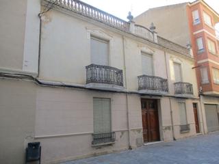 Casa a Almansa. Casa de 550 m2 con  patio de 260 m2  y garaje de 150 m2.