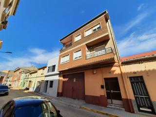 Pis a Almansa. Vivienda reformada  local en planta baja