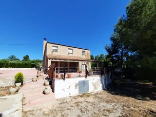 Xalet a Almansa. Chalet en la zona de las fuentecicas