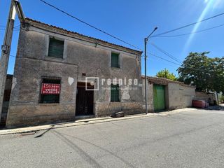Casa  Oeste. Casa familiar en pinarejos  segovia