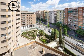 Piso en Camino de Ronda. Buscaba un piso amplio, con plaza de garaje, trastero, gran saló