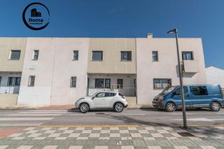 Casa adossada a Pulianas. Casa adosada en enquina