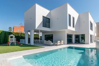 Casa en Peligros. Espectacular vivienda con piscina y gimnasio con jacuzzi