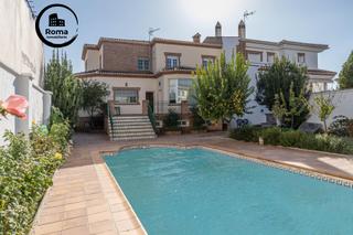 Xalet  Calle fernando de los rios. Chalet de 505 m2 construidos con piscina y jardines. 5 dormitori