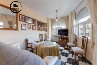 Maison à La Zubia Ciudad. Casa independiente, terraza en ático y locales