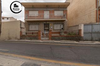 Casa adosada en Ogíjares. Se vende casa con una parcela de 518 m2 en el centro de los ogíj