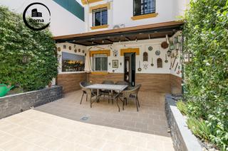 Maison jumelée  Calle luis rosales. Preciosa casa reformada de 3 dormitorios con patios y terraza en