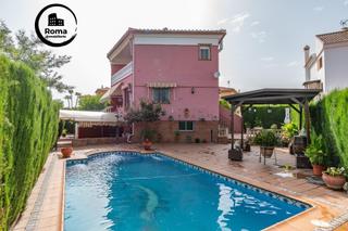 Casa a Cúllar Vega. Vive la tranquilidad con espacio en este impresionante chalet pa