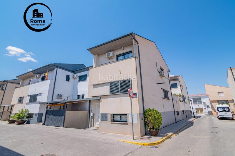 Foto c68b33f9-af7f-4804-b18d-06a6b81281ae. Casa adosada chalet adosado de estilo moderno en la entrada en Vegas del Genil