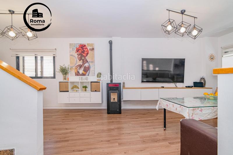 Foto dd3ca40b-02d4-4e73-9c95-b86f257dbb36. Casa adosada chalet adosado de estilo moderno en la entrada en Vegas del Genil