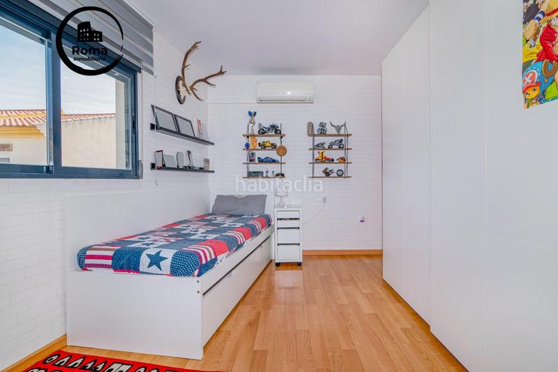 Foto df5333b6-1a6e-44f7-9002-1031c02ce0c0. Casa adosada chalet adosado de estilo moderno en la entrada en Vegas del Genil
