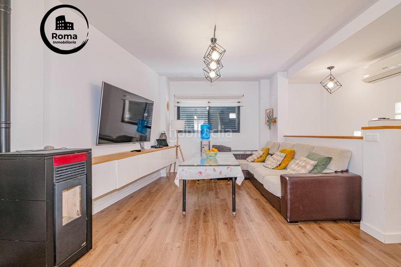 Foto eceb224f-0a9e-4ded-8aff-0aa33712943b. Casa adosada chalet adosado de estilo moderno en la entrada en Vegas del Genil