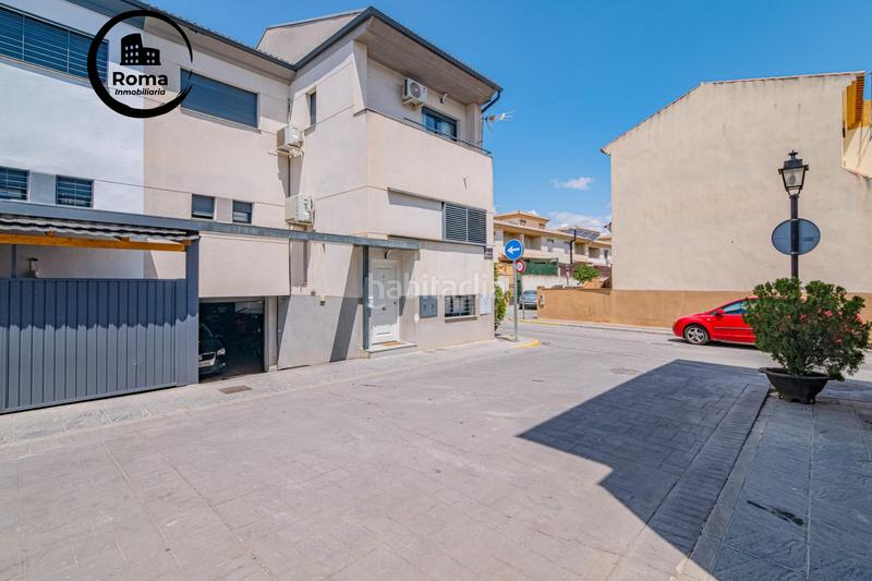 Foto fb0f5a7a-629b-4ef4-aa20-a8e90d7cf9cb. Casa adosada chalet adosado de estilo moderno en la entrada en Vegas del Genil