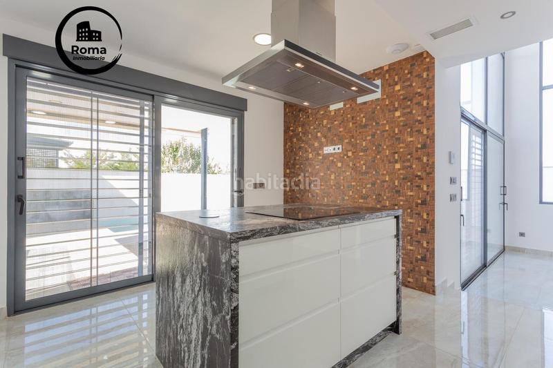 Foto 8fe0fbf7-e3ea-4899-a2ab-b92a94ea7f51. Chalet ponemos a la venta esta espectacular casa en la urbanización los cortijos en Atarfe