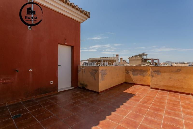 Foto e7ced331-c693-4861-903c-652a7ba53a29. Casa pareada preciosa casa , zona centro comercial nevada en Armilla