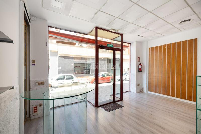 Foto d88dce14-5ecf-4ee2-ab77-c7d4f7f5d2de. Local comercial impresionante local comercial ubicado en una de las mejores zonas del zaidin en Granada