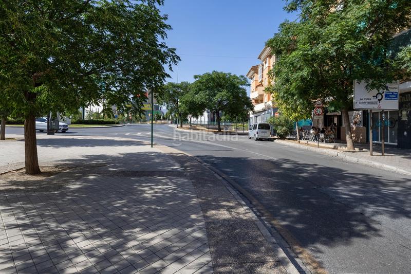 Foto eb96b9cb-d878-4044-b1f2-2f6b62593e93. Local comercial impresionante local comercial ubicado en una de las mejores zonas del zaidin en Granada