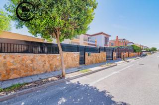 Casa pareada en Belicena. Chalet pareado con parcela y piscina propia
