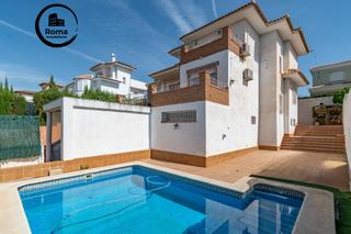 Chalet  Calle malva. Tu refugio en la urbanización cortijo de la luz