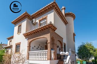 Chalet in La Zubia Ciudad. Impresionante chalet en la zubia con piscina y espacios amplios