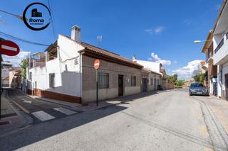 Casa  Nueva (cer). Amplia vivienda en barrio de los periodistas!