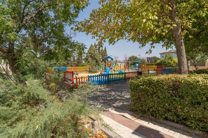 Foto 92c56658-d520-477b-ba9b-d375402cdde1. Maison jumelée avec chauffage parking piscine dans La Zubia Ciudad Zubia (La)