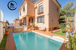 Casa adossada  Avenida de los almendros. Chalet adosado con piscina y placas solares en el parque de los