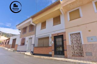 Casa adossada  Calle grupo de la paz. Casa y nave en alomartes