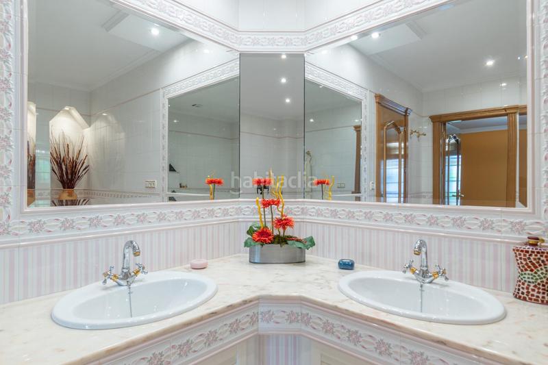 Foto 109e2837-fe30-444f-9b15-22d925ea327e. Semi detached house with heating parking in Rosaleda - Juventud Granada