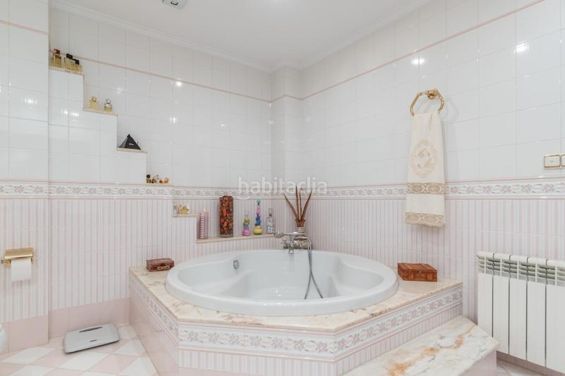 Foto f7ab9c54-ea85-4fd0-abe9-21f861b9cf7d. Semi detached house with heating parking in Rosaleda - Juventud Granada