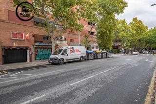 Aparcament cotxe a San Francisco Javier. Garaje cerrado avenida madrid