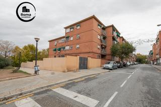 Aparcament cotxe  Avenida de virgilio. Cochera cerrada en cerrillo de maracena junto al barrio de los p