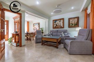 Casa a Uruguay 52. Fantástica vivienda unifamiliar, haciendo esquina, junto al pts