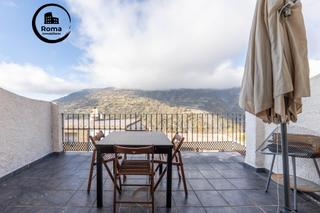 Piccolo appartamento  Calle de la carretera. Apartamento con terraza y vitas en bubión