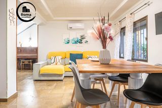 Towny house  Calle de inglaterra 13. Chalet con piscina en los rebites a pocos metros de granada capi