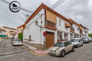 Casa adosada en Calle del pensamiento 19. Casa en la zubia con amplio patio y tres dormitorios.