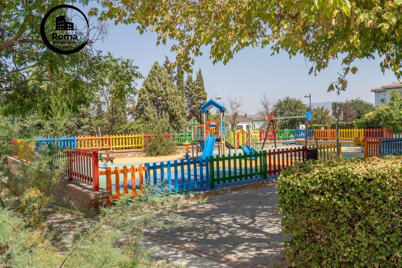 Foto cc91529d-d73b-476c-b5a3-44fe72a079ed. Casa aparellada amb calefacció aparcament piscina a Zubia (La)