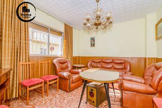 Casa a Barrio de Zaidín. Casa con patio y terraza junto al pts