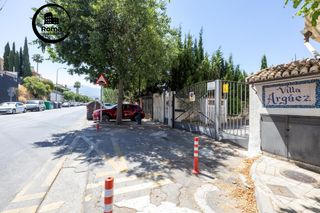 Reihenhaus  Carretera de huetor vega. Casa adosada con piscina privada, jardín y sótano con chimenea a