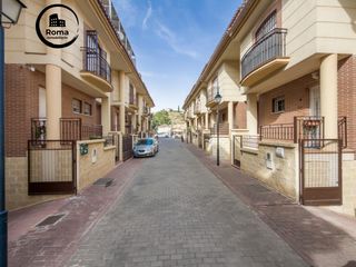 Casa adossada  Calle tiberio 7. Casa de 4 dorm. reformada. en urb. privada con piscina com.