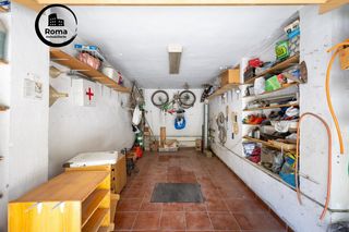 Casa adossada a Huétor Vega. Casa adosada con piscina privada, jardín y sótano con chimenea a