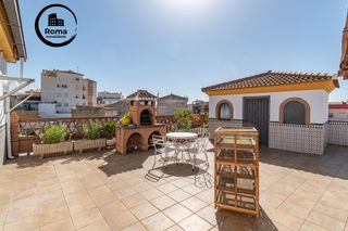 Casa en Atarfe. Gran casa en esquina en atarfe – 4 dormitorios, piscina, garaje