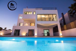 Chalet in Altos de la Zubia. Chalet minimalista de diseño moderno en venta en la zubia.