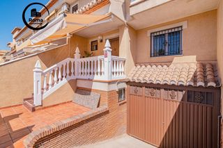 Casa aparellada a Ogíjares