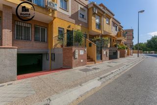 Casa adosada  Calle esopo 42. Magnífica casa adosada en parque almunia