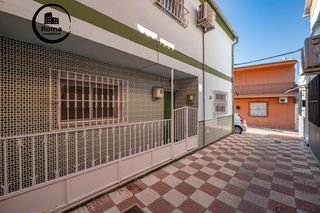 Haus in Atarfe. Casa haciendo esquina en atarfe