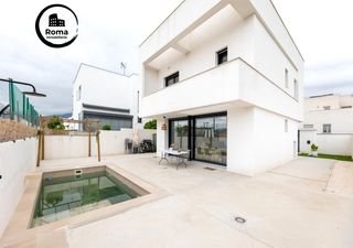 Xalet a La Zubia Ciudad. Bonita casa independiente de reestreno en zona residencial de la
