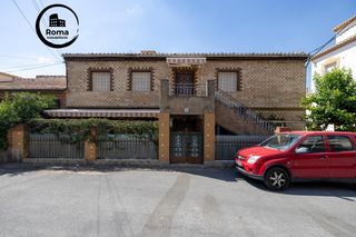 Maison à Barrio de la Vega. Casa con 3 viviendas independientes en una sola finca