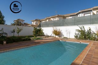 Chalet in Santa Fe. Chalet de 505 m2 construidos con piscina y jardines. 5 dormitori