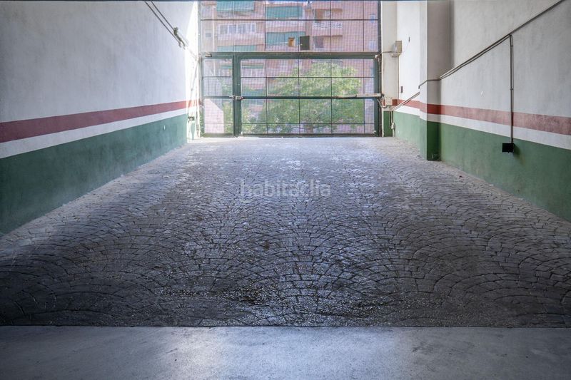 Foto f5dd774a-7402-4c84-8bcc-a74d10ae0a76. Aparcament cotxe a Parque Lagos Granada
